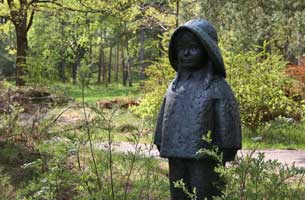 Bronsestatue i skogen ved Messehuset